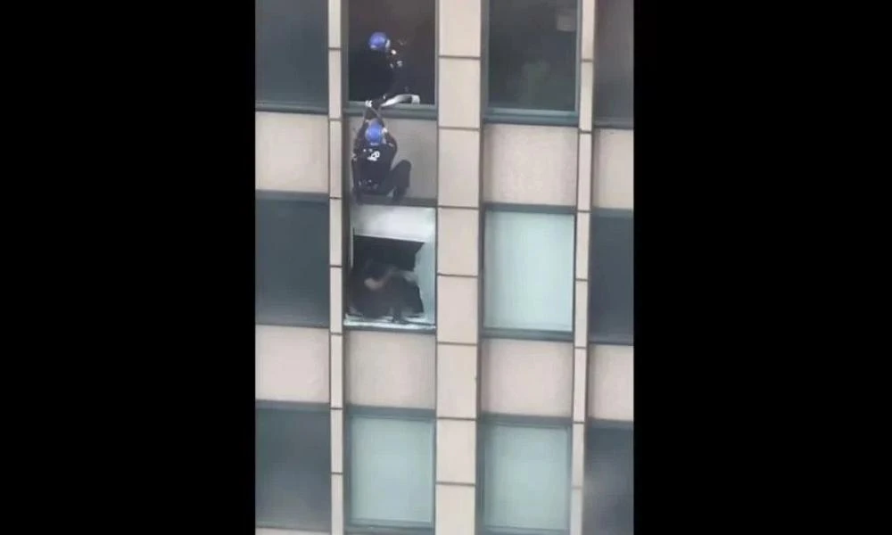 Νέα Υόρκη: Απόπειρα αυτοκτονίας από ουρανοξύστη - Δείτε το συγκλονιστικό βίντεο
